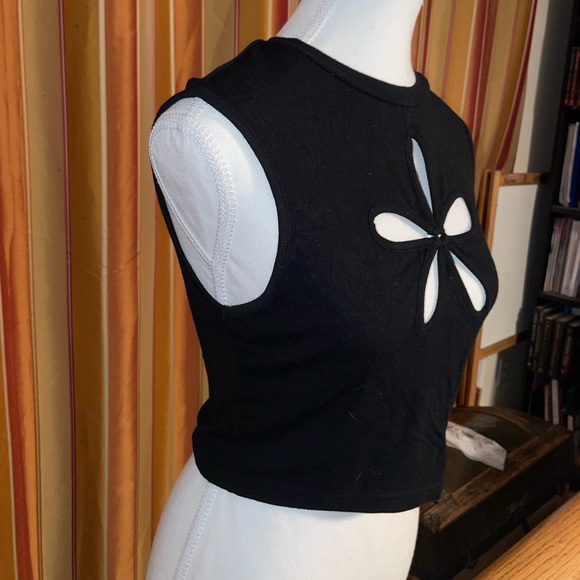 Tank top with flower cut out - Picture 2 of 3